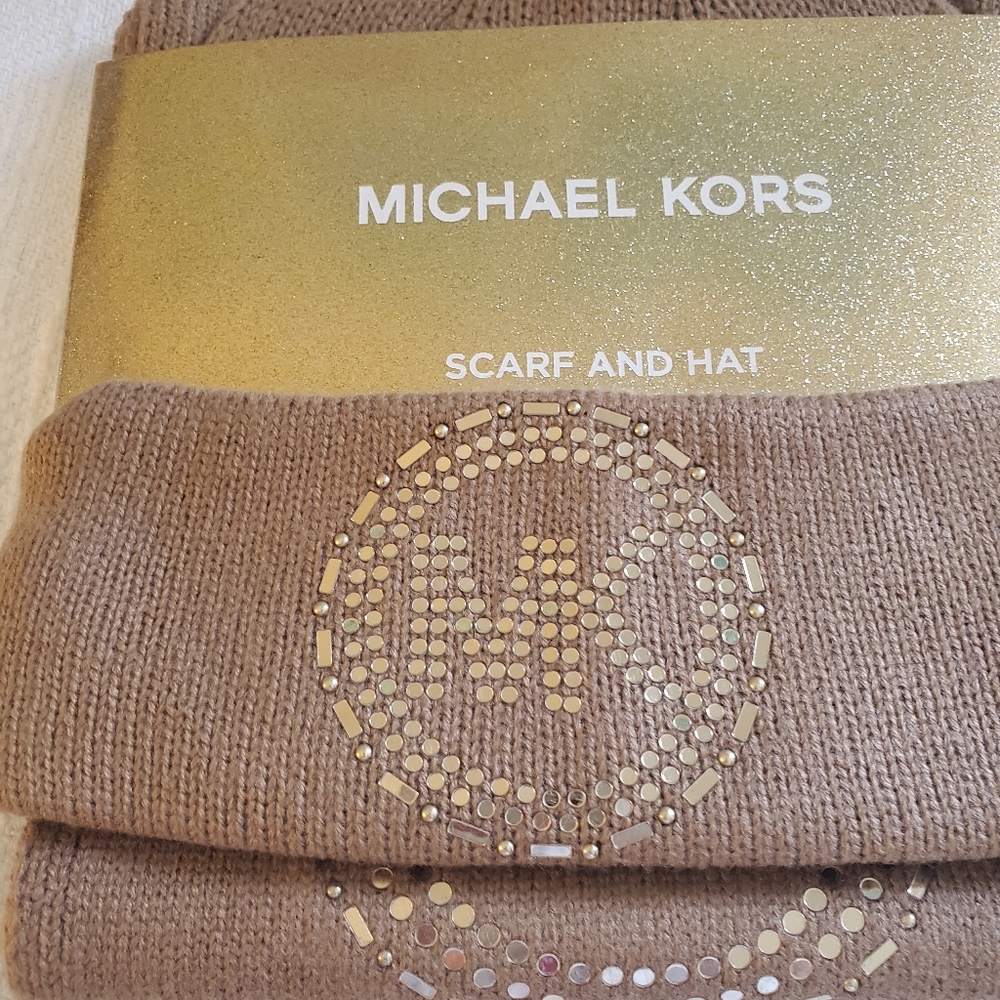 Michael kors hat & scarf NWT 😍 - Picture 5 of 5